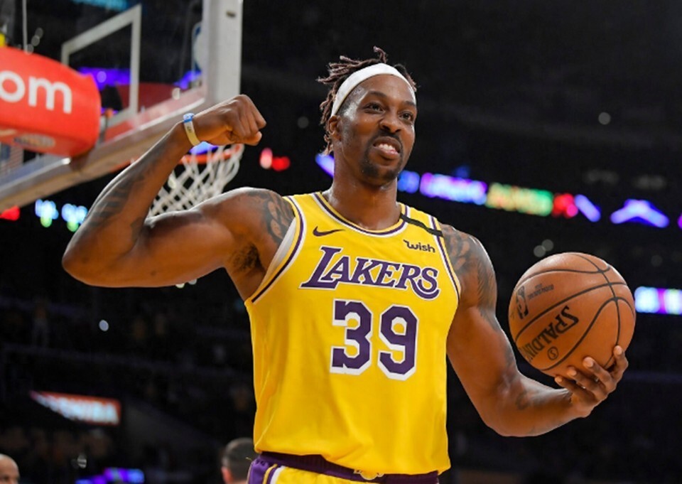 火力不够！斯玛特一人8记三分，其余湖人球员一共8记（火力不济！斯玛特轰进8记三分，湖人其余球员合计仅8记）