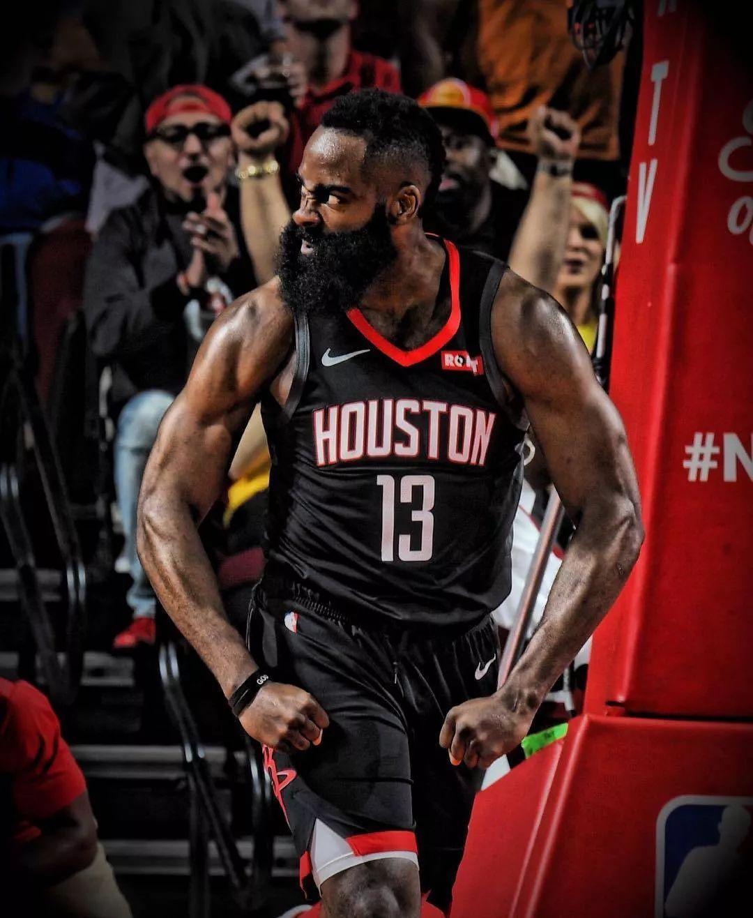 每一拍都是爱心！张江镇这场街区羽毛球比赛挥洒汗水，更温暖人心（挥拍传爱，暖意满城：张江镇街区羽毛球赛热力开打）