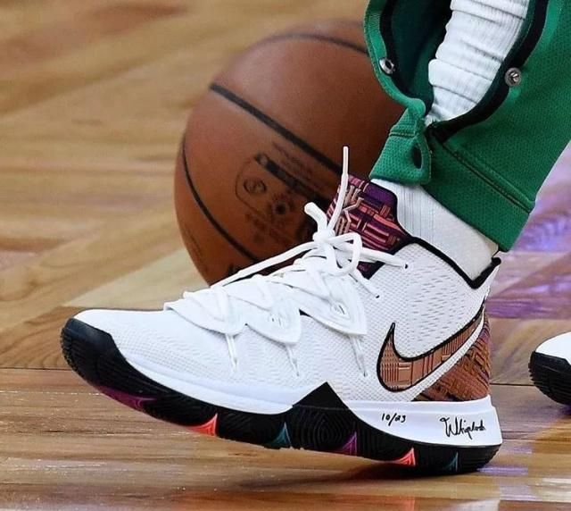 替补球员关键进球逆转比赛局势（替补登场献关键进球扭转战局）