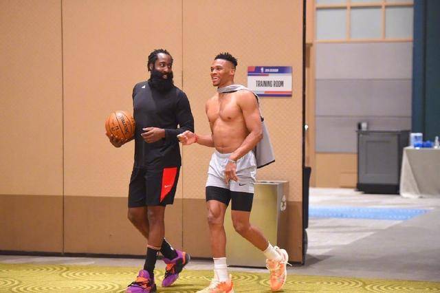 一场没打就受伤了！广东队迎来重大噩耗，这可是杜锋的争冠法宝！（未赛先伤！广东队遭重创，杜锋争冠杀手锏告急）