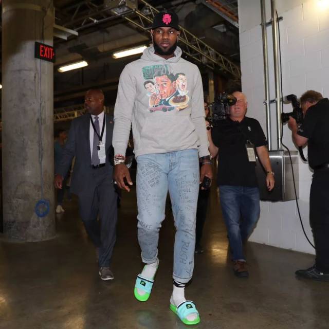 不给机会了？曝阿隆索已失去皇马更衣室掌控权，输曼城或被解雇（阿隆索失去皇马更衣室话语权？若负曼城恐被解雇）