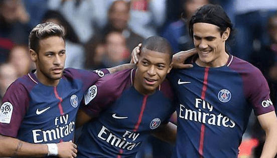 志愿者们用耐心细致的陪伴、温暖有力的援手，为参赛运动员提供全方位保障（志愿者以细致陪伴与温暖援助，为参赛运动员保驾护航）