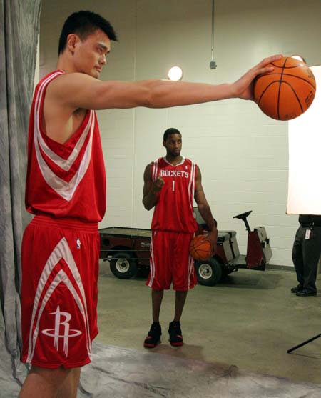 图片报：西蒙斯因抱怨颈痛缺席昨日合练，很可能缺战今日比赛（图片报：西蒙斯昨因颈痛未参加合练，今日比赛恐将无缘）